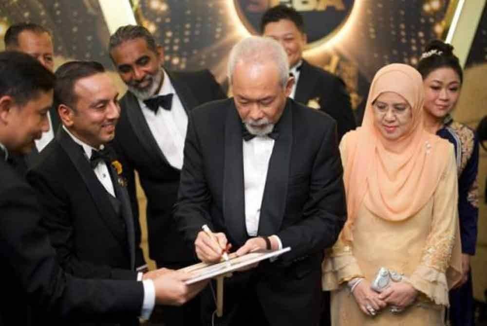 Majlis penuh gilang-gemilang yang diadakan baru-baru ini di Kuala Lumpur turut diserikan dengan kehadiran Yang di-Pertua Negeri Sabah, Tun Juhar Mahiruddin.