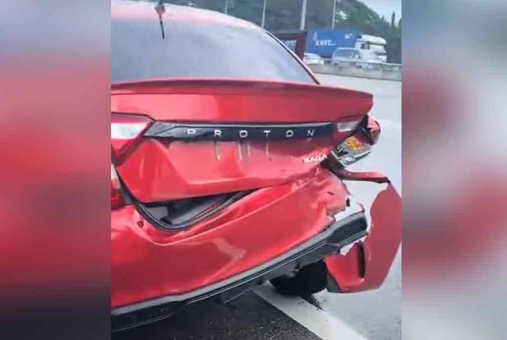 Tular rakaman yang memaparkan sebuah kenderaan petugas PDRM sedang mengiringi VIP telah merempuh kereta jenis Proton Saga.