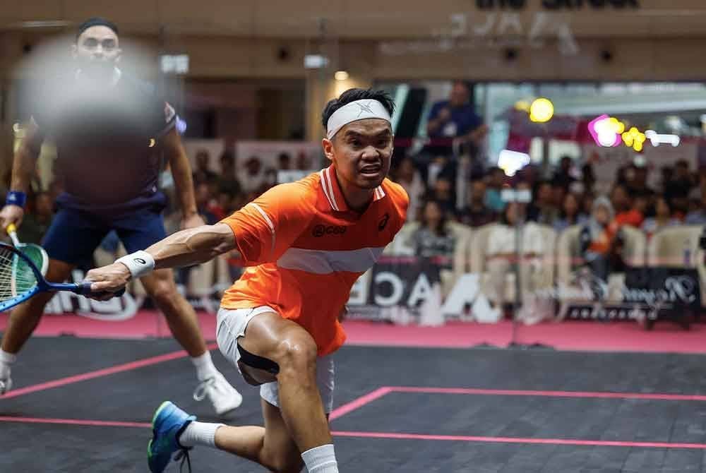 Eain Yow (kanan) beraksi ketika menentang pemain skuasy Mesir Youssef Soliman (kiri) pada peringkat akhir Piala Skuasy Malaysia 2024 di The Curve Mutiara Damansara hari ini. Foto Bernama