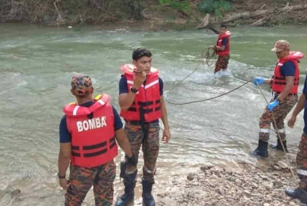 Pasukan bomba menjalankan operasi SAR mengesan mangsa yang dihanyutkan arus deras ketika mandi di Sungai Air Beruk, Gerik pada Ahad. Foto: ihsan Bomba