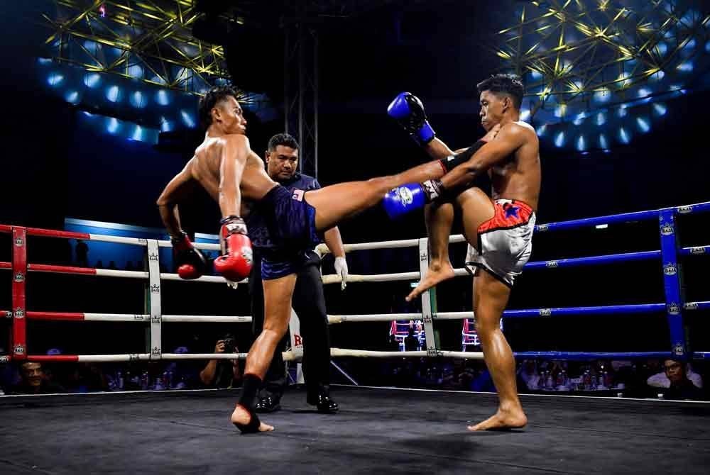 Mohd Rais (kiri) menumpaskan petinju Thailand untuk membawa pulang Tali Pinggang Pulapol dan Celsius. Foto Bernama.