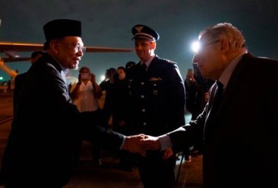 Anwar tiba di Pangkalan Tentera Udara Galeao Rio De Janeiro disambut antara lain oleh Timbalan Komander Leftenan Kolonel Buch Itamaraty. Foto PMO