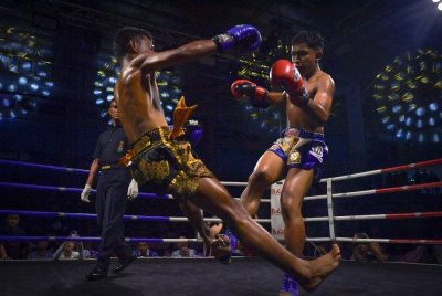Mohd Haikal (kanan) ketika beraksi menentang Nong Ice Rodtang dari Thailand pada Kejohanan Grand Final Kuda Merah International Muaythai Challenge 2024 King of the Ring, malam tadi. Foto Bernama