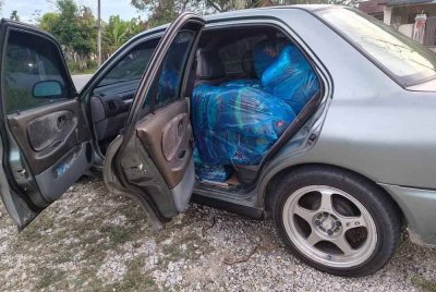 Pada Sabtu Batalion 8 PGA Pengkalan Chepa menumpaskan kegiatan penyeludupan pakaian yang dikesan di Kampung Simpangan Pengkalan Kubor, Tumpat.