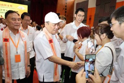 Hajiji beramah mesra dengan ahli LDP ketika hadir Mesyuarat Agung LDP di Dewan Sekolah Menengah Kian Kok, Kota Kinabalu.