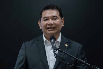 Menteri Ekonomi, Rafizi Ramli ketika berucap pada Sesi Libat Urus Rancangan Malaysia ke-13 (RMK13) bersama Kerajaan Negeri Kelantan di Kota Darul Naim pada Ahad. Foto Bernama