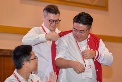 Ketua Pemuda DAP, Dr Kelvin Yii Lee Wuen (dua, kiri) pada gimik penyerahan jawatan dengan memakaikan jaket kepada penyandang Ketua Pemuda DAP yang baharu, Woo Kah Leong pada Kongres Kebangsaan DAPSY 2024 di Centro Mall pada Ahad. Foto Bernama