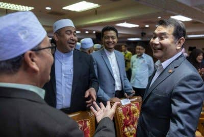 Rafizi (kanan) beramah mesra bersama tetamu yang hadir selepas Sesi Libat Urus RMK13 bersama kerajaan negeri Kelantan di Kota Darul Naim pada Ahad. Foto Bernama