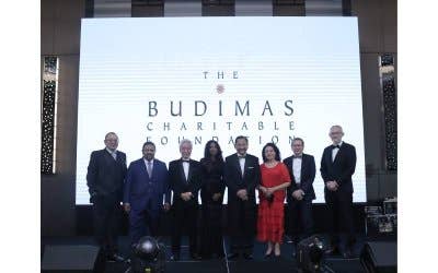 Pengerusi Yayasan Kebajikan Budimas, YM Tunku Datuk Yaacob Khyra (empat, kanan) bersama ahli Lembaga Pemegang Amanah Budimas yang menjadi tulang belakang kejayaan yayasan berkenaan dalam membantu golongan yang memerlukan.