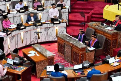 Menteri Besar Selangor, Datuk Seri Amirudin Shari (tengah) ketika sesi pembentangan Belanjawan Negeri Selangor 2025 di Dewan Negeri Selangor. Foto Bernama