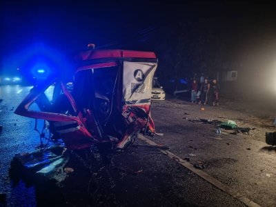 Seorang pemandu treler maut selepas kenderaan dipandunya dipercayai hilang kawalan lalu merempuh dua kenderaan dan pagar rumah penduduk di KM 47, Jalan Ipoh - Lumut dekat Titi Gantung. Foto: ihsan polis 