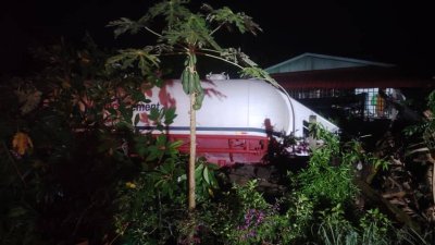 Treler bermuatan simen dipandu mangsa telah merempuh halaman sebuah rumah penduduk berhampiran di Titi Gantung pada Sabtu. Foto: ihsan polis