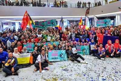 Hannah (tengah) bergambar bersama-sama peserta Pertandingan Aerobic Dance Peringkat Kebangsaan di pusat beli-belah Datum Jelatek hari ini. Foto Bernama