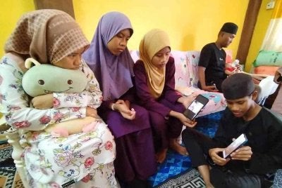 Anak-anak sayu melihat gambar kedua ibu bapa mereka yang sudah meninggal dunia akibat kemalangan.