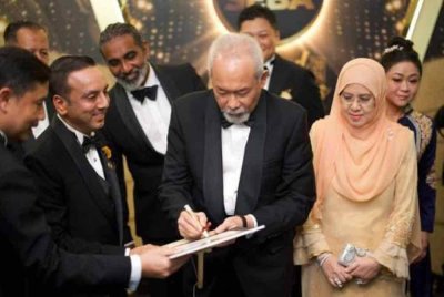 Majlis penuh gilang-gemilang yang diadakan baru-baru ini di Kuala Lumpur turut diserikan dengan kehadiran Yang di-Pertua Negeri Sabah, Tun Juhar Mahiruddin.