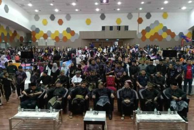 Sebahagian peserta dan jurulatih bergambar bersama Menteri Besar selepas majlis perasmian penutup.