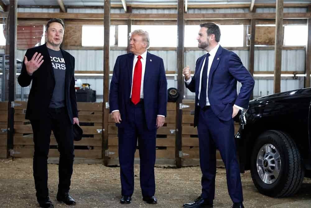 Elon Musk (kiri) bersama Trump (tengah) dan Vance berbincang semasa satu perjumpaan untuk tujuan berkempen di Butler, Pennsylvania.