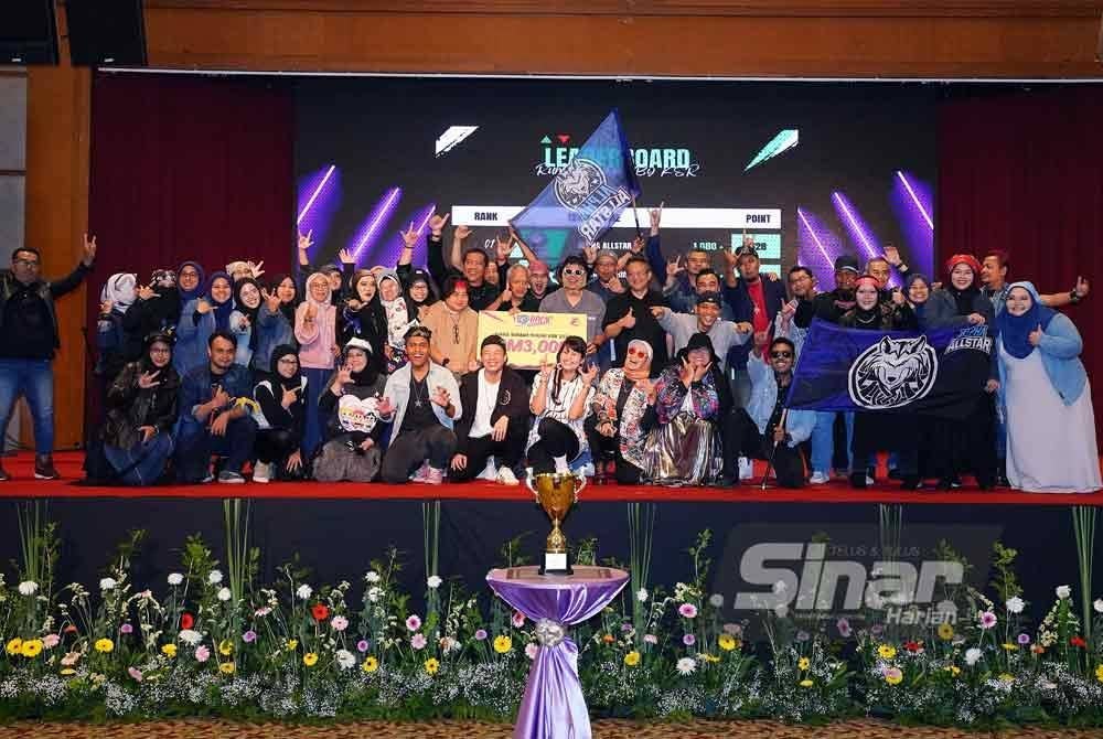 Ahli rumah sukan Alpha Allstar meraikan kemenangan selepas dinobatkan sebagai juara keseluruhan program anjuran KSR Karangkraf 2024.