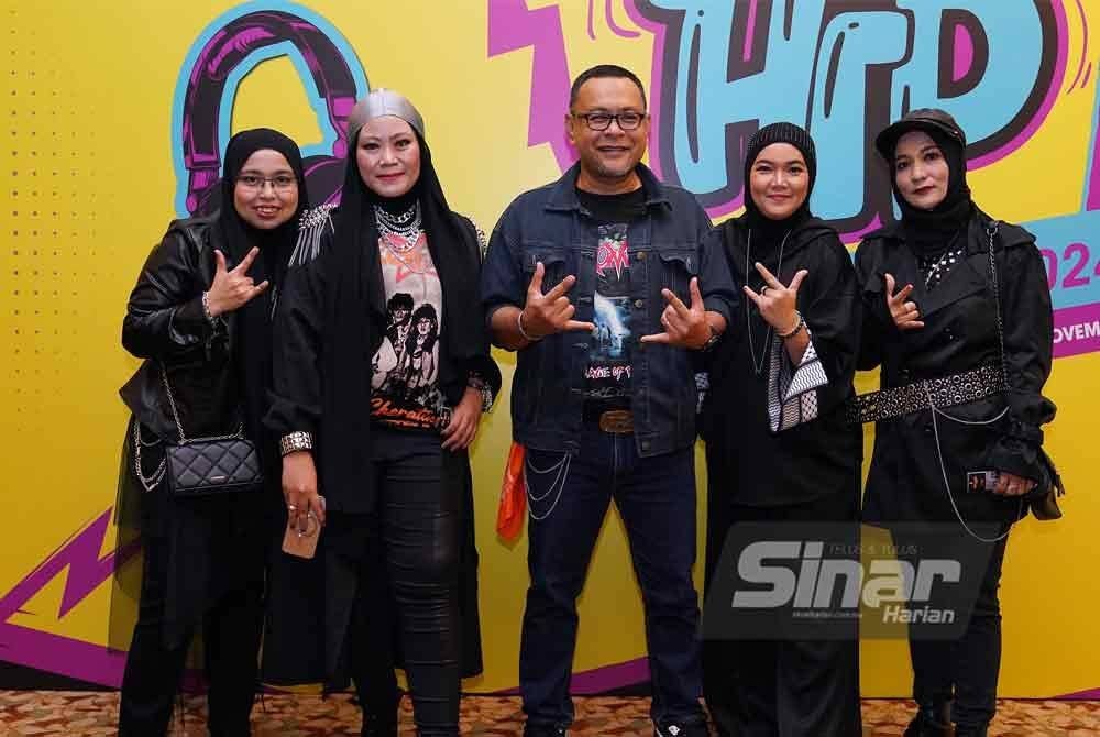 Karyawan Sinar Harian bergaya dengan tema Hip Rock. 