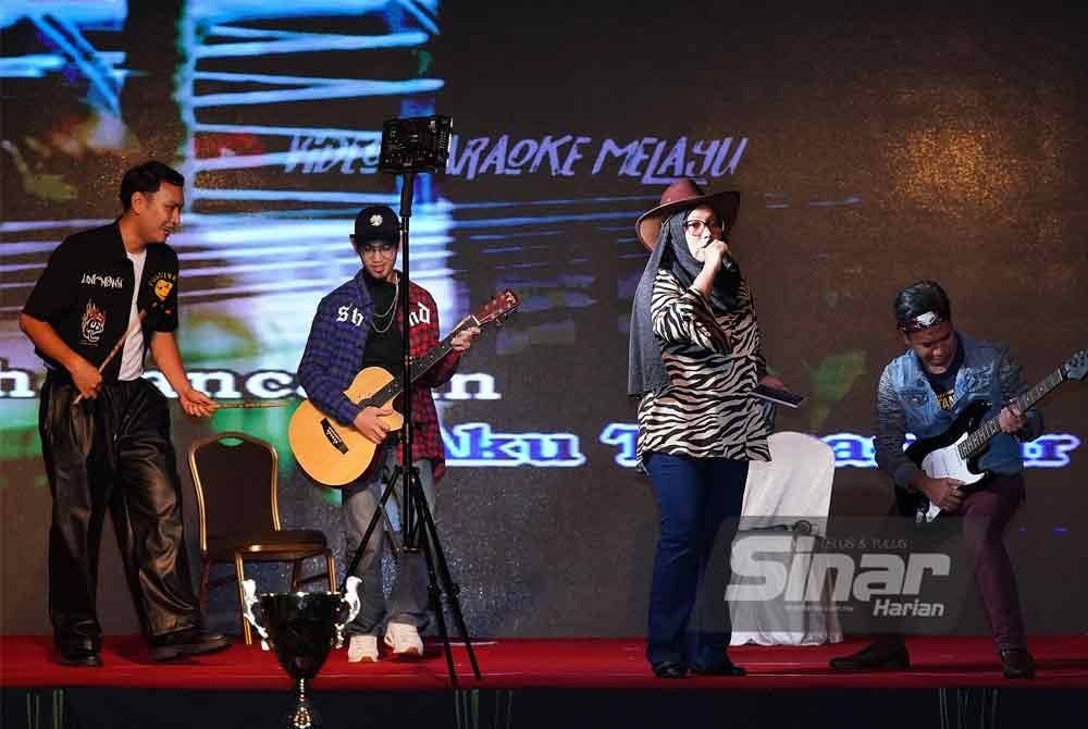 Pengerusi Kumpulan Karangkraf merangkap penaung rumah sukan Beta Betarians, Firdaus Hussamuddin tidak ketinggalan menyampaikan sebuah lagu pada majlis makan malam tersebut. FOTO: SINAR HARIAN - MOHD HALIM ABD WAHID.