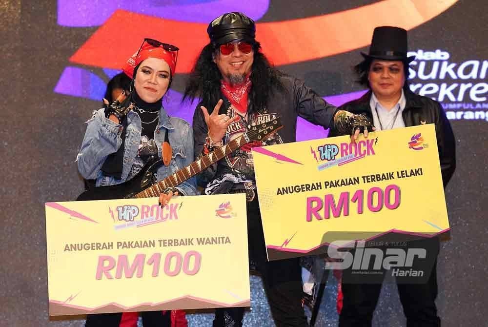‘King’ dan ‘Queen’ Hip Rock bersama hadiah masing-masing.