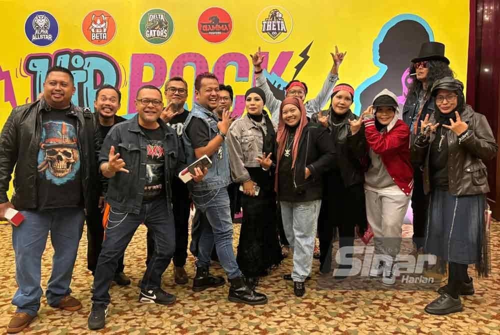 Karyawan Sinar Harian bergaya dengan tema Hip Rock. 