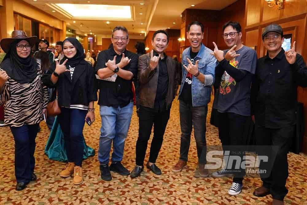 Barisan pengurusan tertinggi Karangkraf. Dari kiri: Pengerusi Kumpulan Karangkraf, Firdaus Hussamuddin; Ketua Pegawai Eksekutif (CEO) Grup Sinar Karangkraf, Farah Hussamuddin; Pengarah Eksekutif Kumpulan Karangkraf, Akmal Eirfan Mohamed Fauzi; CEO Nu Ideaktiv, Syamil Fahim Mohamed Fahim; Ketua Pegawai Operasi Grup Buku Karangkraf (GBK), Izzat Izhar Muhammad Nasir dan CEO Ultimate Print, Azizi Fickry.