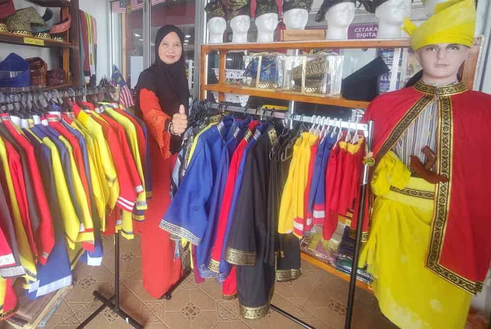 Sebahagian koleksi busana tradisional yang dihasilkan sendiri oleh Siti Rodziah.