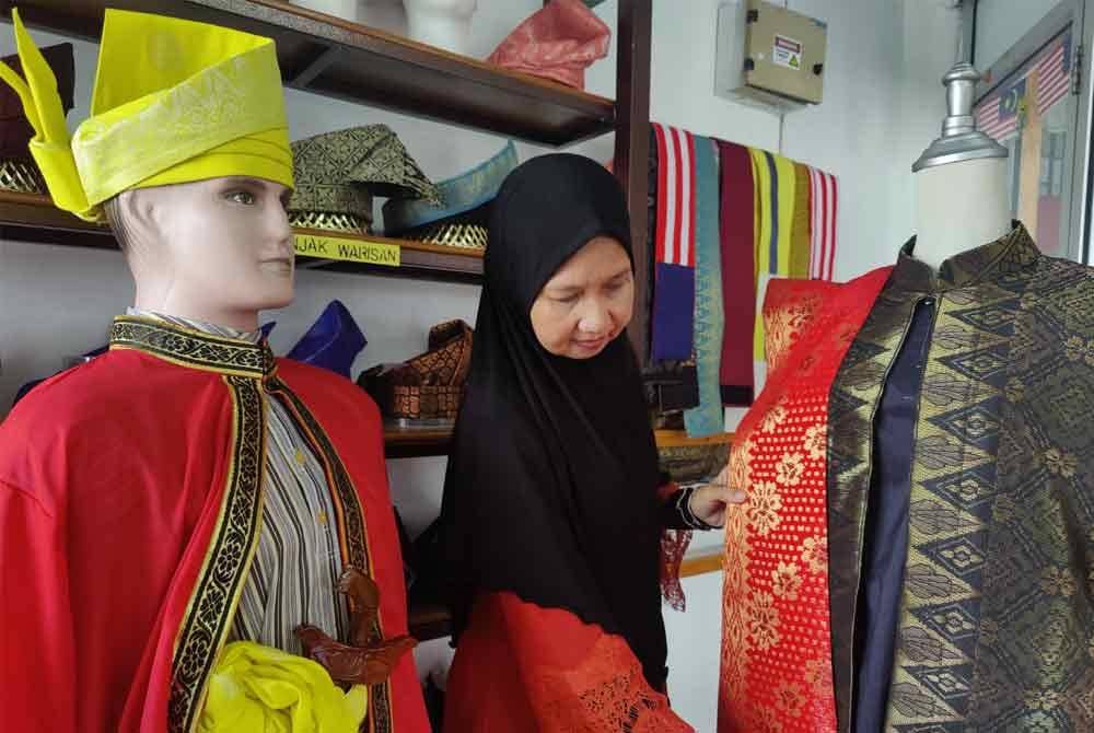 Siti Rodziah sangat menghargai identiti busana Melayu yang tak lapuk dek hujan, tak lekang dek panas.