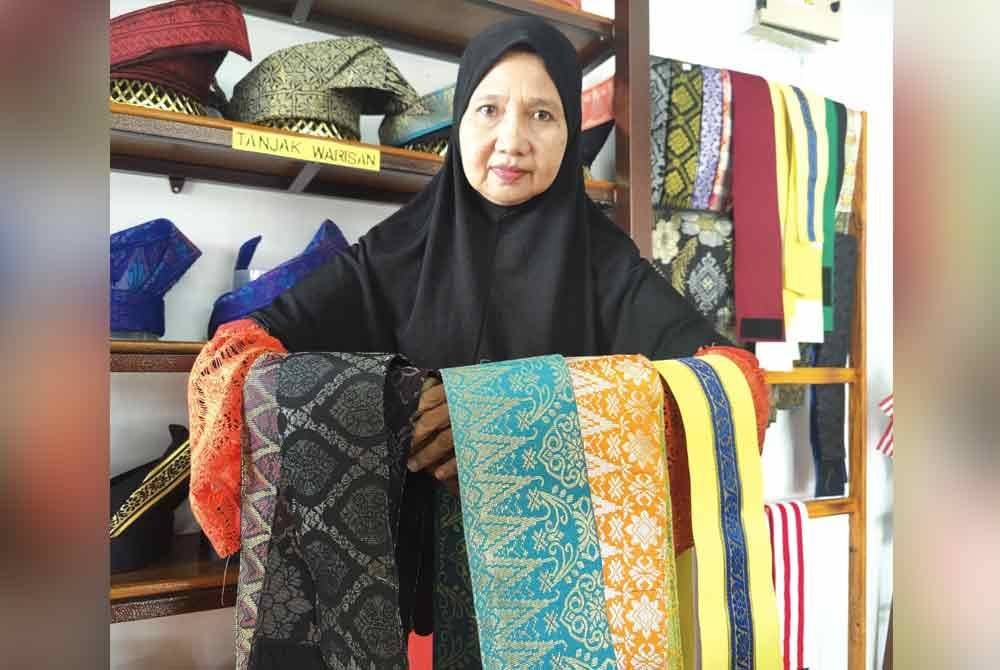 Beberapa koleksi bengkung songket yang dijahit sendiri.