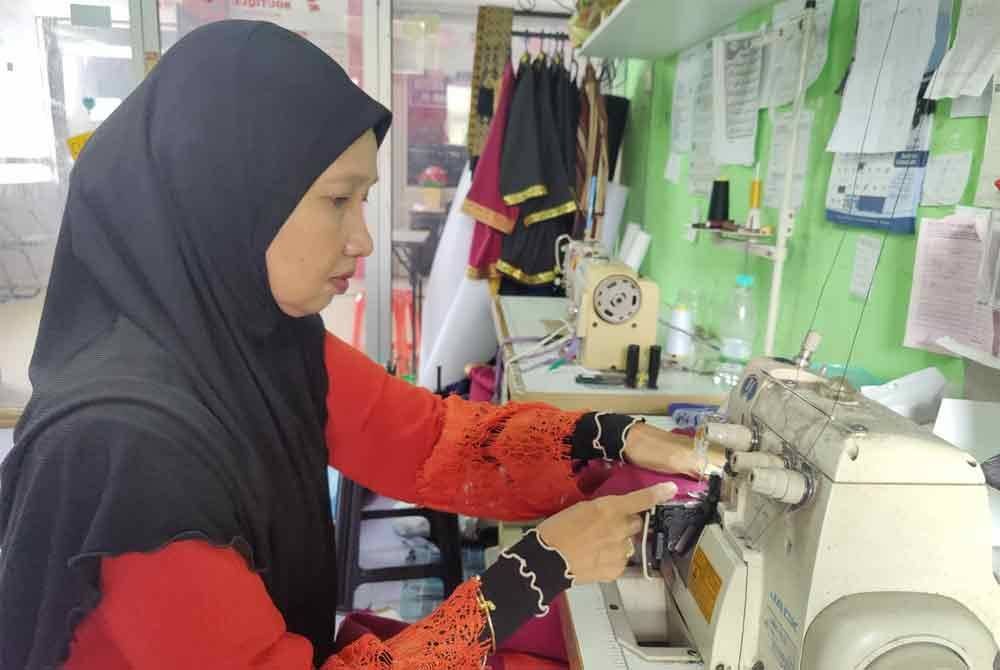 Siti Rodziah berpengalaman menjahit pakaian sejak berusia 18 tahun.