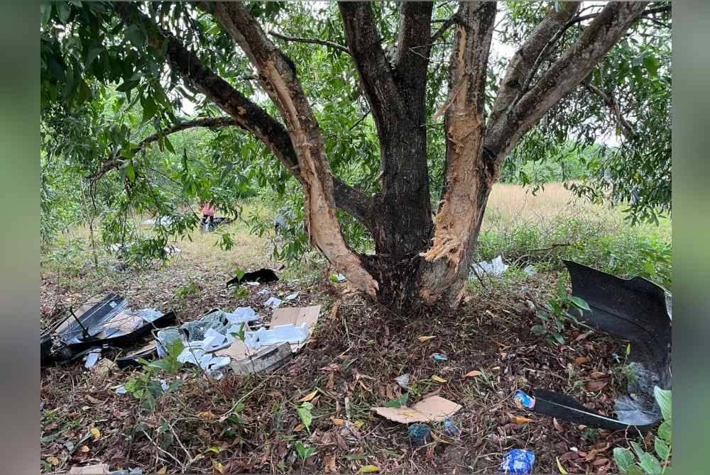 Keadaan di lokasi kejadian selepas kenderaan dinaiki mangsa terbabas lalu merempuh pokok.