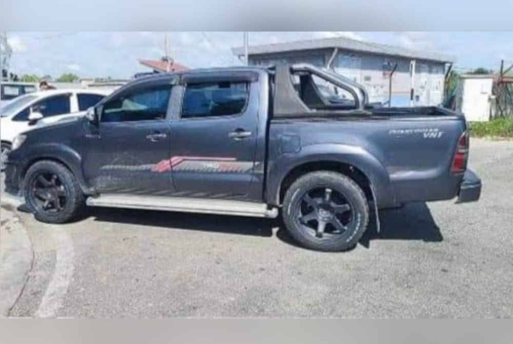 Trak pikap jenis Toyota Hilux yang dinaiki lelaki berkenaan.