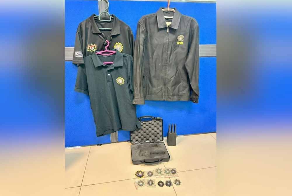 PGA menemukan pelbagai peralatan serta barang seperti set drone, lambang pelbagai saiz serta baju kesemuanya berlambangkan SPRM.
