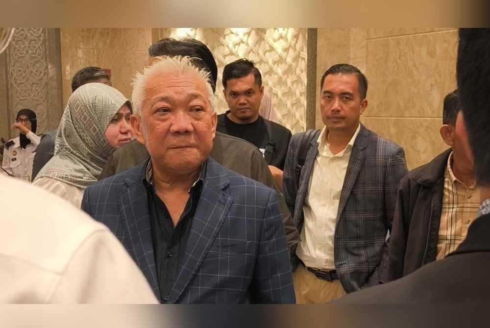 Bung Moktar dan Zizie Izette diperintahkan membela diri oleh Mahkamah Rayuan di Putrajaya pada Isnin, atas tiga pertuduhan rasuah RM2.8 juta, berhubung pelaburan RM150 juta Felcra dalam unit amanah Public Mutual Berhad.