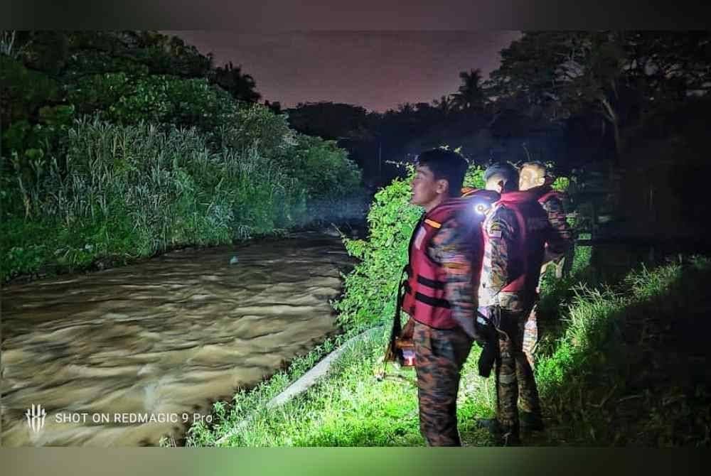 Operasi SAR turut dilaksanakan pada lokasi tertentu dengan menyusuri tebing sungai.