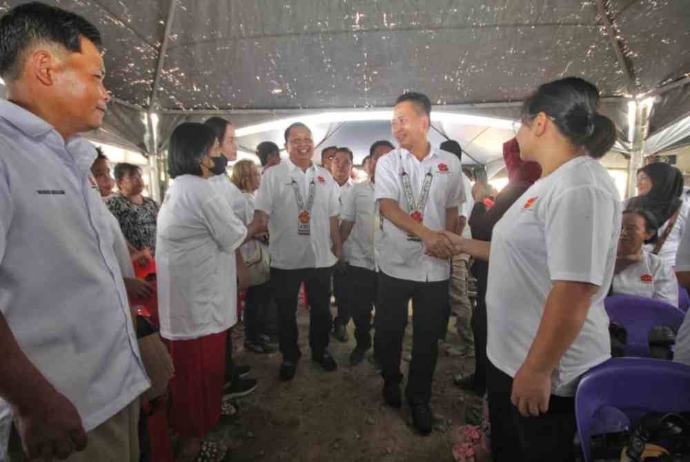 Peter beramah mesra dengan ahli KDM pada Majlis Pelancaran KDM Bahagian Kudat, di Kampung Kalipuon, Pitas.