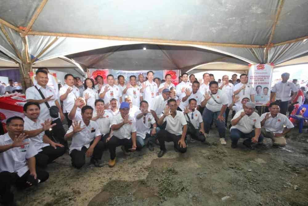 Peter bersama ahli KDM pada Majlis Pelancaran KDM Bahagian Kudat, di Kampung Kalipuon, Pitas.