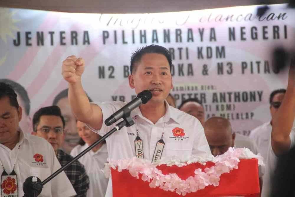 Peter umum dua lagi manifesto KDM bagi menghadapi PRN17 ketika berucap pada Majlis Pelancaran KDM Bahagian Kudat, di Kampung Kalipuon, Pitas.