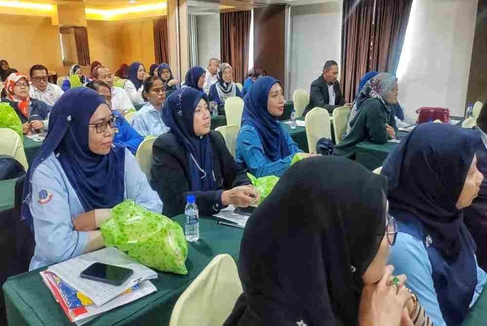 Sebahagian pembantu tadbir yang menyertai program Pengerak Kempimpinan Kesatuan AUEGCAS dan Retreat Ahli Majlis Tertinggi Gabongan AUEGCAS di sebuah hotel di Ayer Keroh pada Ahad.