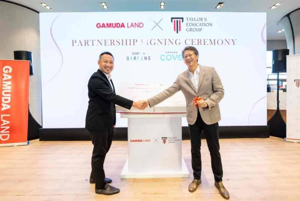 Teik Ngan (kanan) dan Wai Lune (kiri) mengukuhkan memorandum persefahaman menandakan perkongsian untuk membawa pendidikan swasta mampu milik ke perbandaran Gamuda dan masyarakat sekelilingnya.