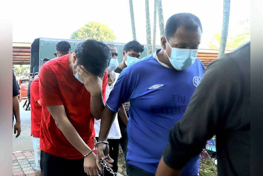 Tertuduh (berbaju biru) tidak ditawarkan jaminan oleh Timbalan Pendakwa Raya.