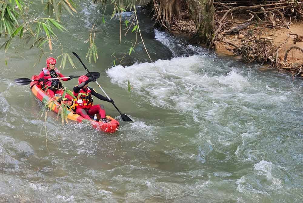 Pasukan bomba menggunakan kayak sebagai usaha mencari dan menyelamat Nur Arina yang dihanyutkan arus deras sejak Ahad.