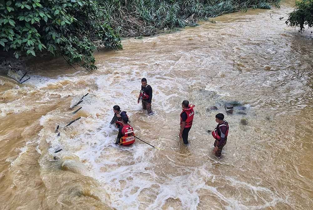 Pasukan bomba melakukan SAR di kawasan Sungai Pengkalan, Taman Persisiran Sungai di sini, pada petang Isnin.