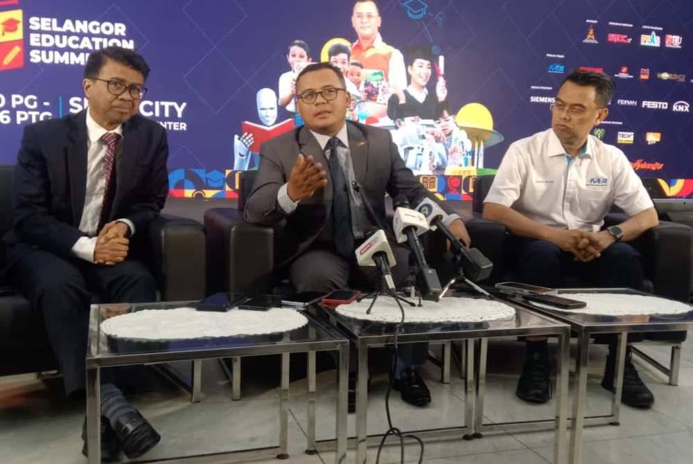 Amirudin (tengah) ditemui pada Majlis Pelancaran SES 2024 di Foyer Bangunan Sultan Salahuddin Abdul Aziz Shah di Shah Alam.