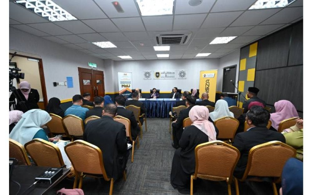 Mohd Uzir turut menyampaikan taklimat pada Program Executive Talk - Data and Statistics: Artificial Intelligence (AI) untuk warga UnisZA