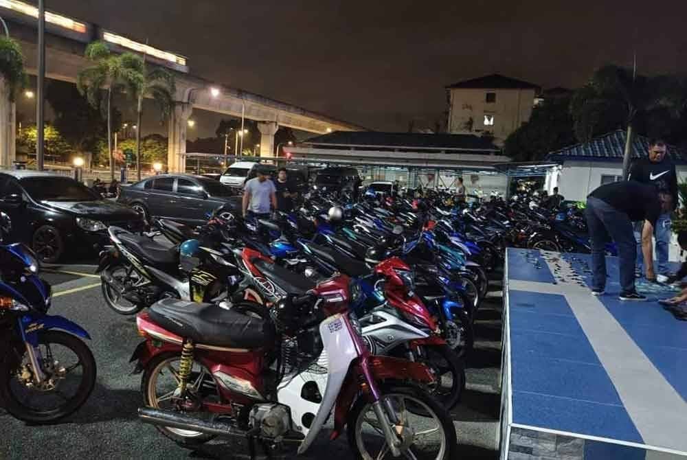 Sebahagian motosikal yang ditahan dalam Op Bersepadu Samseng Jalanan di Plaza Tol Batu 14 Puchong, Selangor dibawa ke IPD Subang Jaya pada Ahad.Foto: PDRM