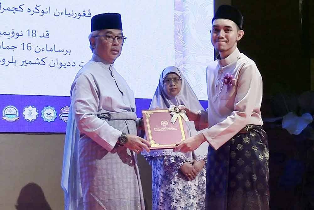 Al-Sultan Abdullah mengurniakan anugerah kepada salah seorang daripada 52 pelajar Maahad Tahfiz Negeri Pahang (MTNP) yang memperoleh keputusan cemerlang semua A dalam Sijil Pelajaran Malaysia (SPM) tahun lalu di sebuah hotel di sini pada Isnin.