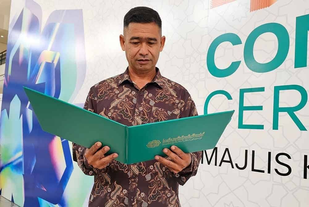 Amran melihat ijazah sarjana milik arwah anaknya.