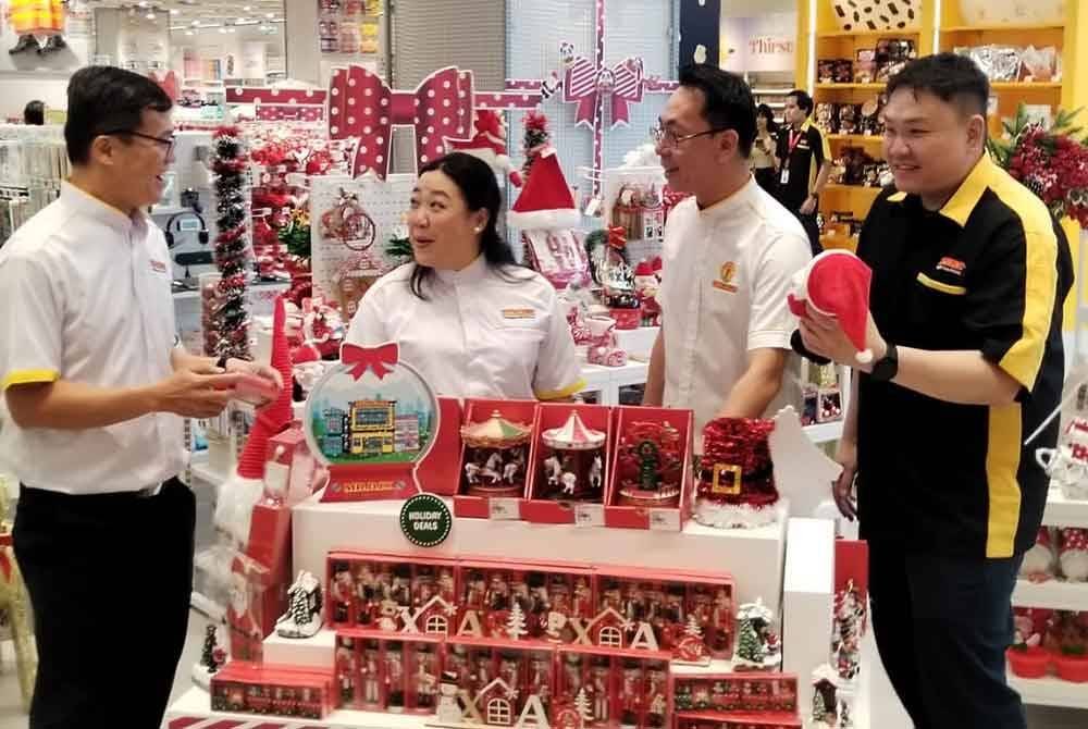 Alex berbincang dengan kakitangan MR D.I.Y PLUS mengenai perancangan jualan